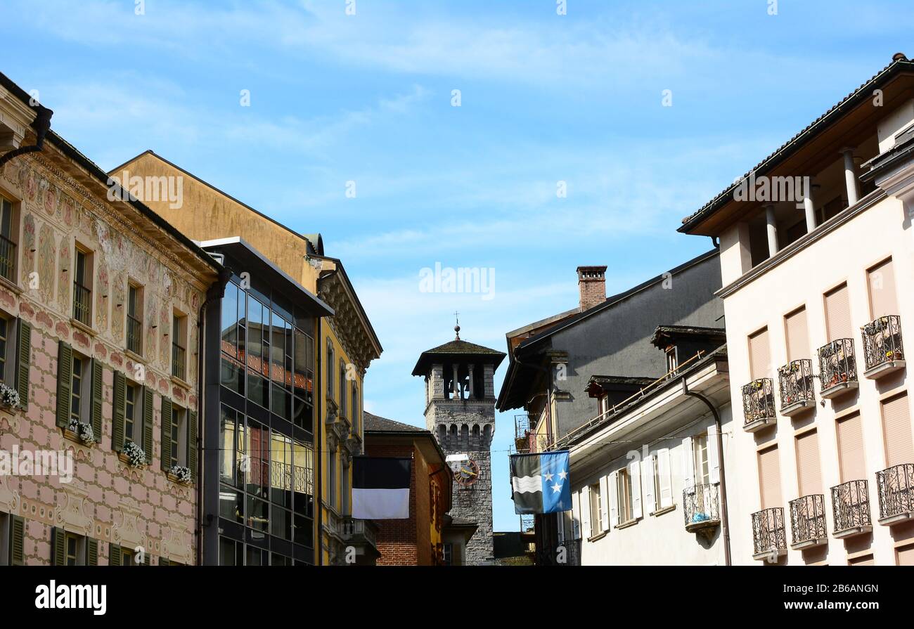 Bellinona, SCHWEIZ - 4. JULI 2014: Baudetails in Bellinona, Schweiz. Alte und Moderne Gebäude bieten eine interessante Szene. Stockfoto