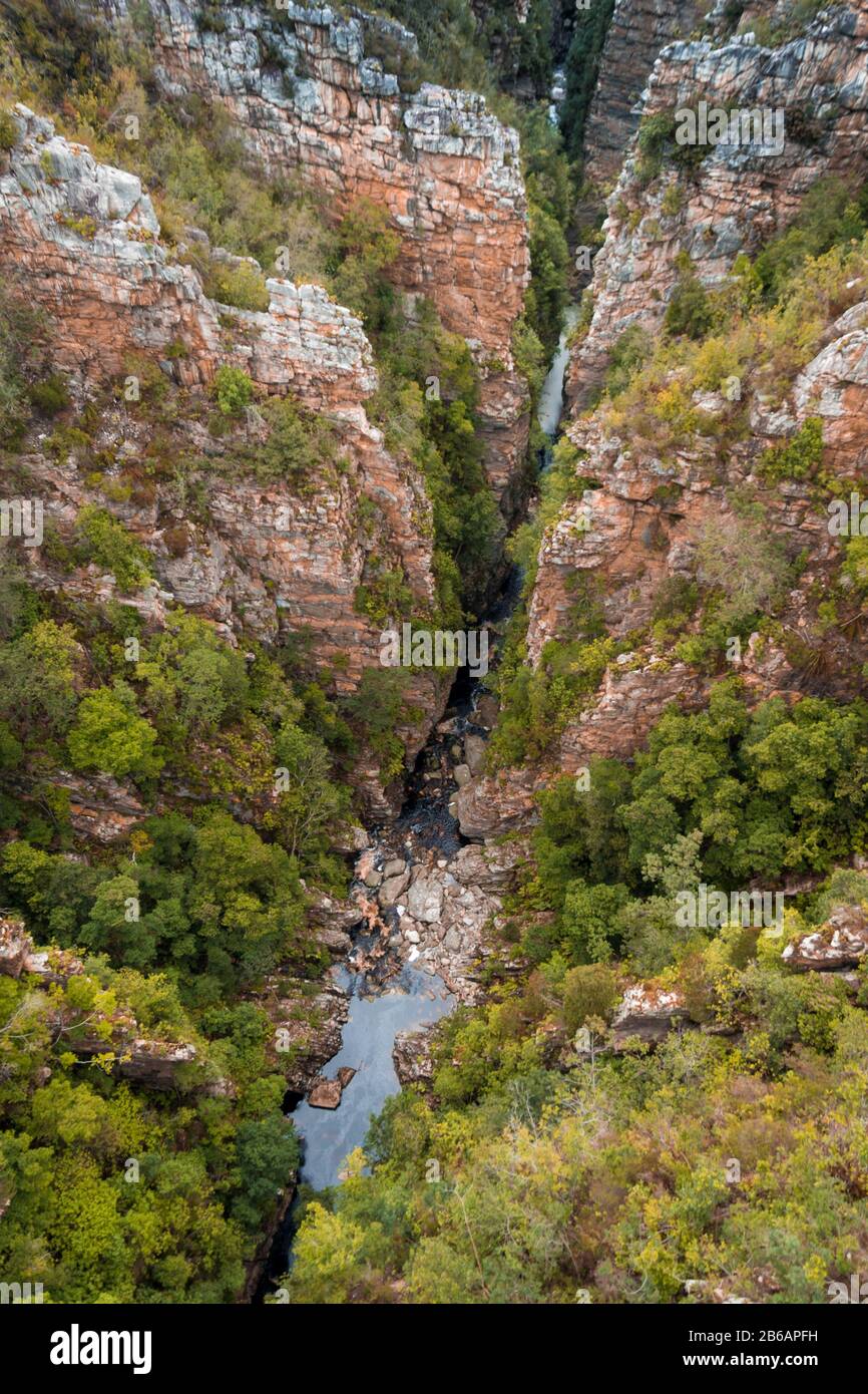 Ein weiter Blick von der Paul Sauer Bridge über Die Storms River Gorge, einen tiefen und schmalen Canyon mit Storms River am Unterlauf. Tsitsikampa, Garten Stockfoto