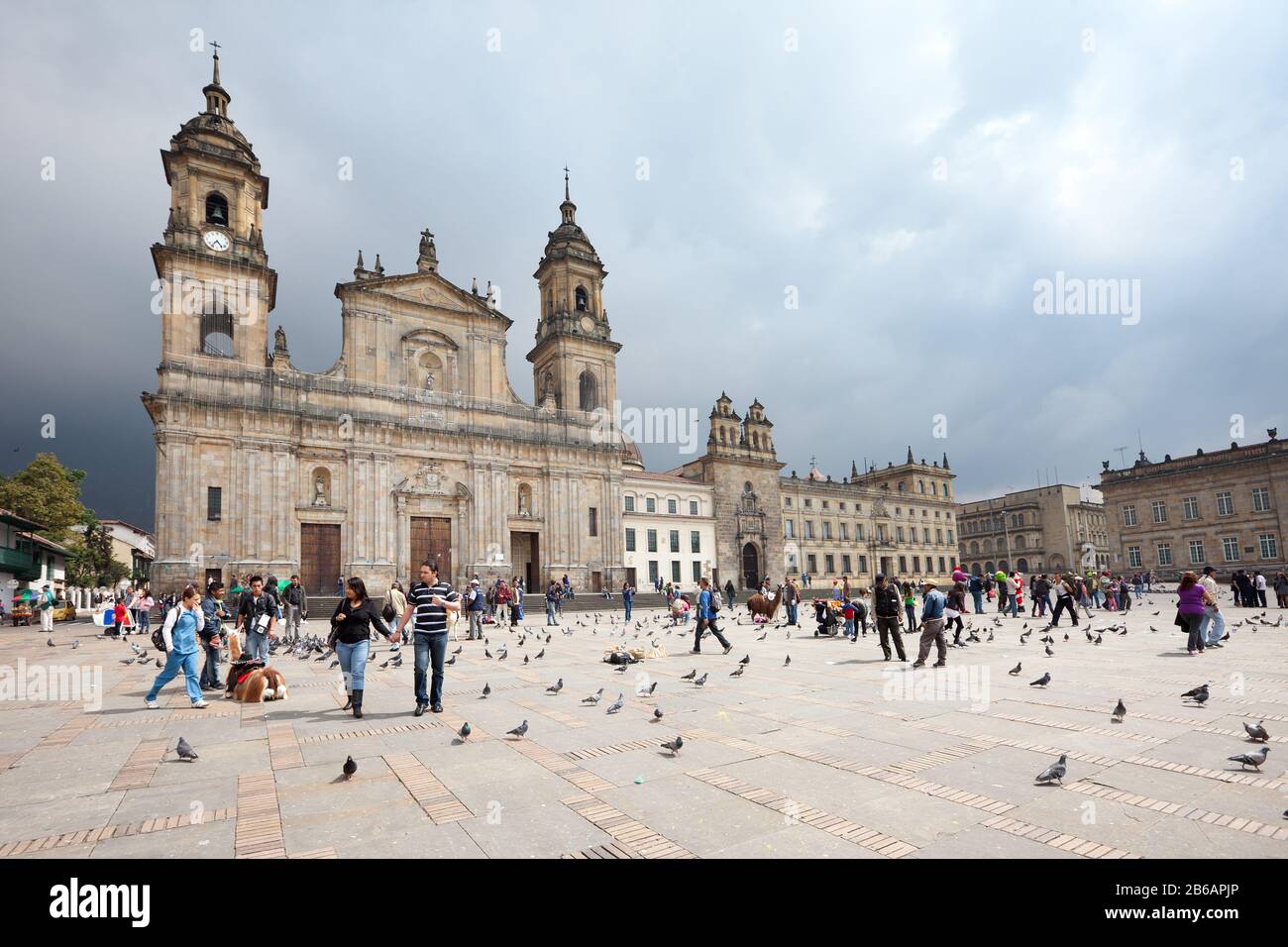 Bogota, La Candelaria, Kolumbien - Plaza de Bolivar und Kathedrale am Hauptplatz in der Innenstadt. Stockfoto