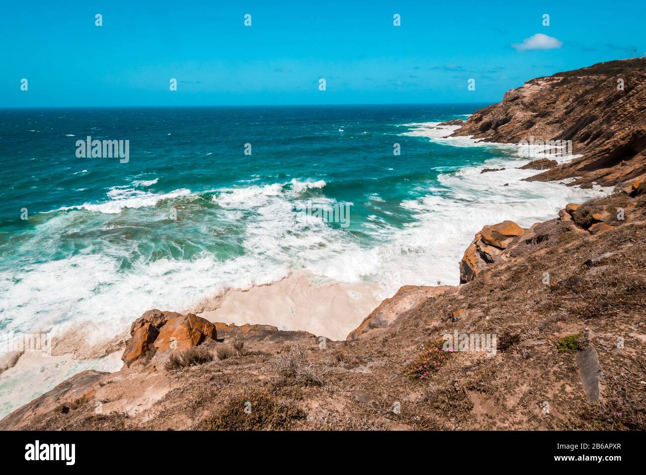 Der indische Ozean und die Wellen, die am Ufer in der Nähe von Kap Agulhas, dem südlichsten Punkt Afrikas, brechen. Garden Route, Souther Africa Stockfoto
