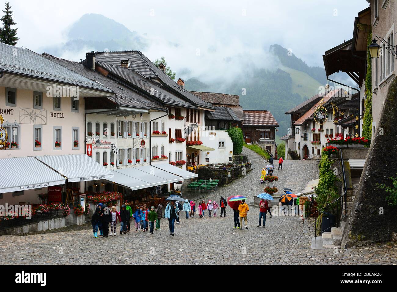 Gruyeres, SCHWEIZ - 8. JULI 2014: Die Stadt Gruyeres. Die mittelalterliche Stadt ist ein wichtiger Touristenort im oberen Tal des Saane-Flusses Stockfoto
