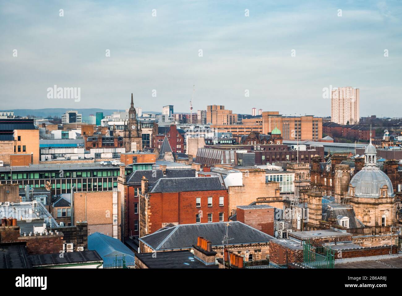 Ein breiter Blick auf die Dachterrasse mit Blick auf die Gebäude und die Architektur des Glasgower Stadtzentrums im Abendlicht, Schottland Stockfoto