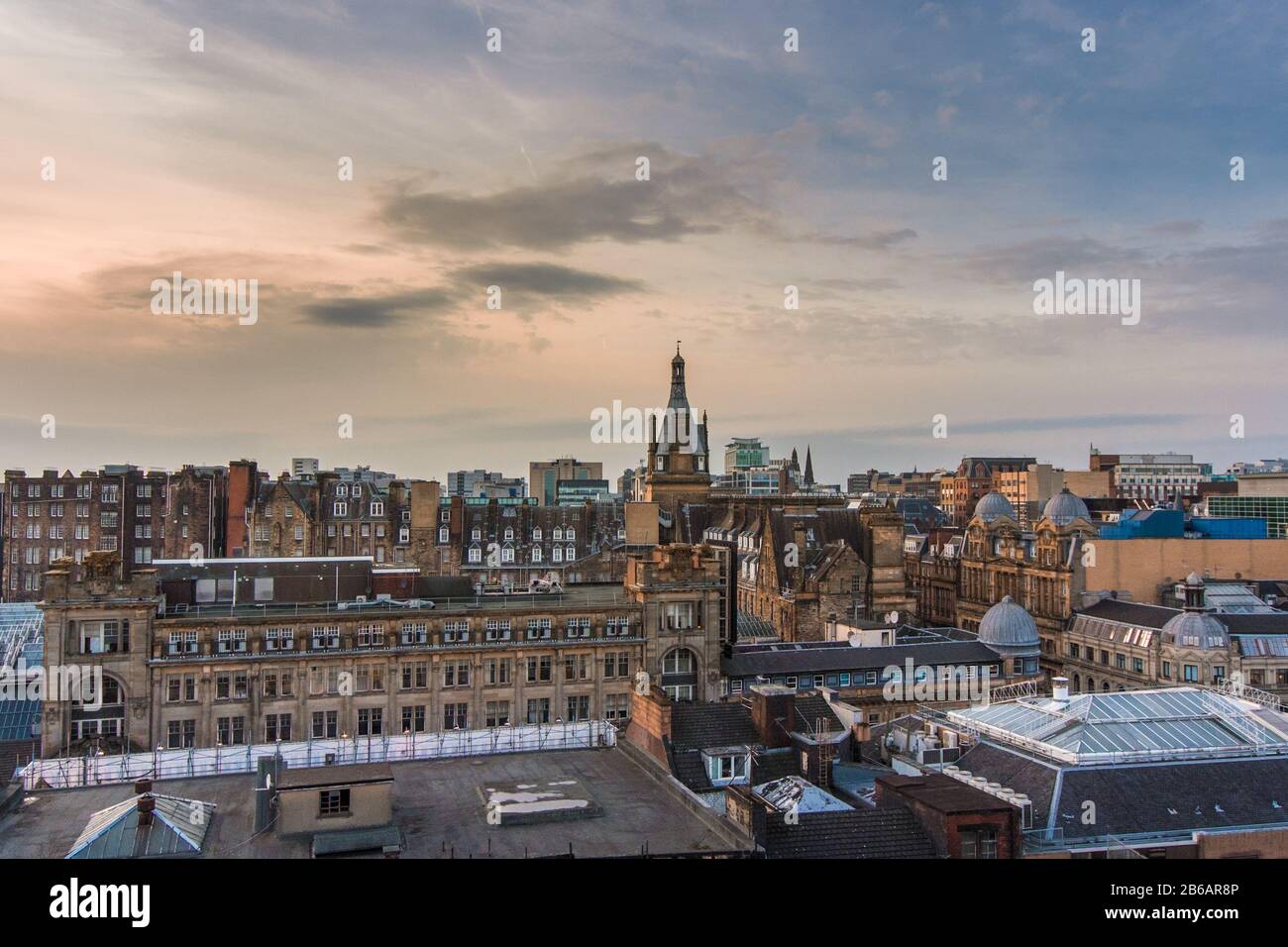 Ein breiter Blick auf die Dachterrasse mit Blick auf die Gebäude und die Architektur des Glasgower Stadtzentrums bei Sonnenuntergang, Schottland Stockfoto