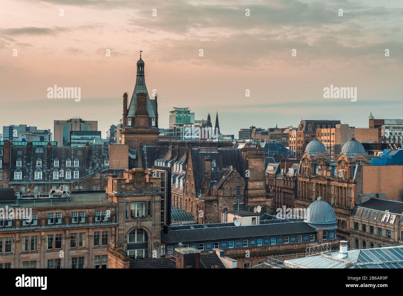 Ein Blick auf alte und neue Gebäude bei Sonnenuntergang im Stadtzentrum von Glasgow, Schottland Stockfoto