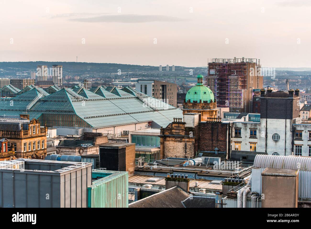 Blick auf die gemischte Architektur alter und neuer Gebäude in der Stadt Glasgow im Abendlicht, Schottland Stockfoto