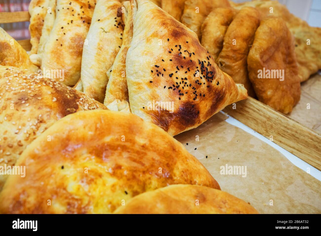 Schließen Sie Köstliche Hausgemachte Samosas, isoliert auf weißem Teller INDISCHE SAMOSAS Vegetarier Nigerian Samosas Stockfoto