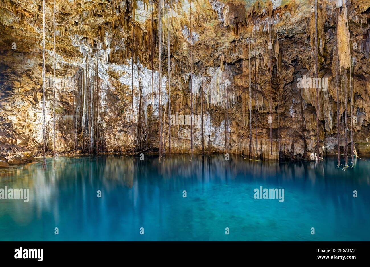 Das türkisfarbene Wasser in Cenote Dzitnup, das in der Sprache der Maya auch als Xkeken bezeichnet wird. Es ist ein unterirdischer Brunnen in der Nähe von Valladolid, Yucatan-Halbinsel, Mexiko. Stockfoto