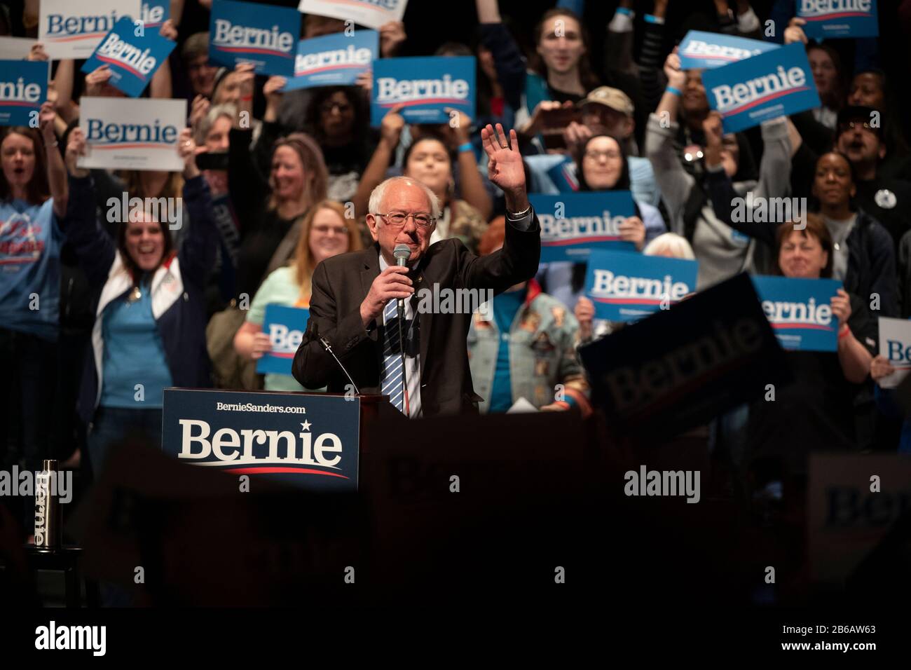 Saint Louis, MO, USA - 9. März 2020: Senator Bernie Sanders spricht bei der Bernie 2020 Rallye in der Innenstadt von Saint Louis an Unterstützer. Stockfoto