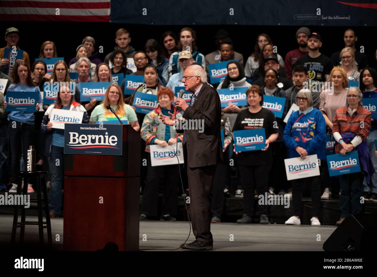 Saint Louis, MO, USA - 9. März 2020: Senator Bernie Sanders spricht bei der Bernie 2020 Rallye in der Innenstadt von Saint Louis an Unterstützer. Stockfoto