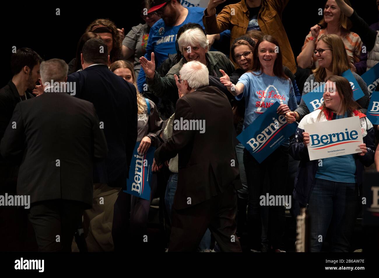Saint Louis, MO, USA - 9. März 2020: Senator Bernie Sanders begrüßt Unterstützer bei der Bernie 2020 Rallye in der Innenstadt von Saint Louis. Stockfoto