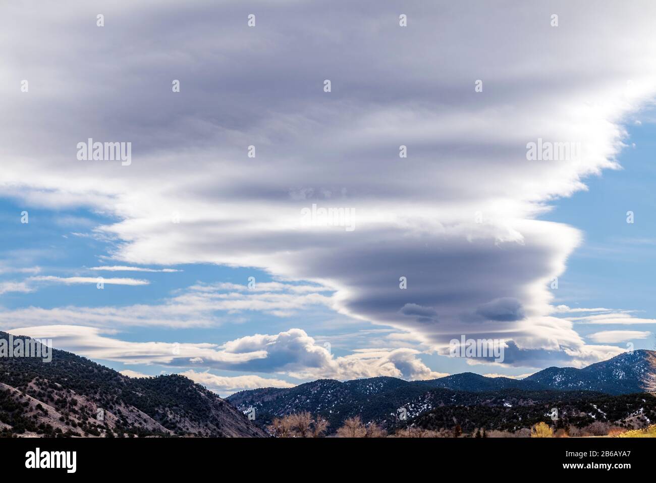 Lentikularwolken; ungewöhnliche Wolkenformationen; Zentral-Colorado; USA Stockfoto