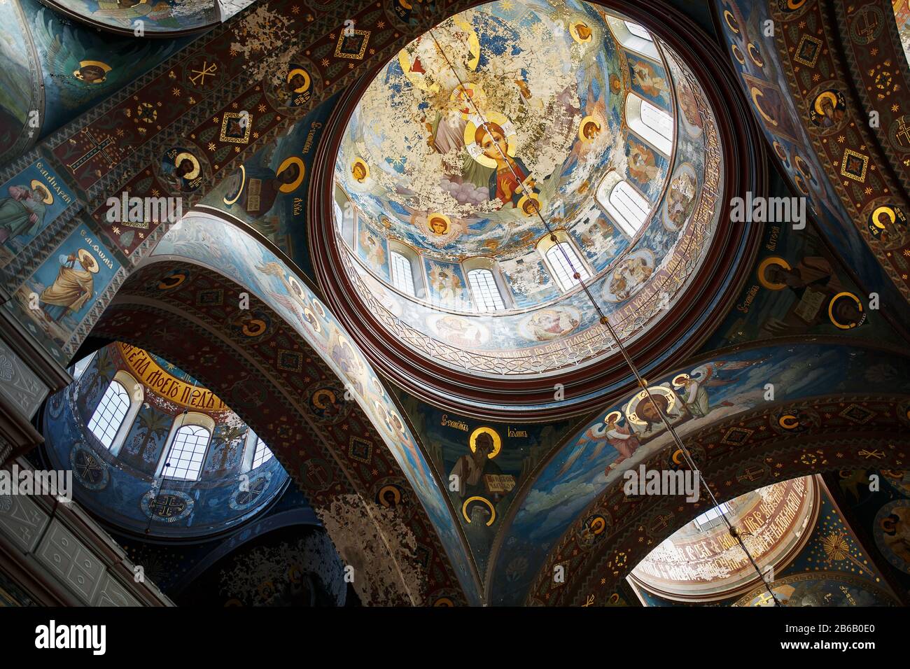 Neuer Athos, Abchasien-Georgien Schöne Innenausstattung und dunkel bemalte Freskenbilder des orthodoxen Klosters Novy Afon, Abchasien. Die Architekturelemente des Stockfoto