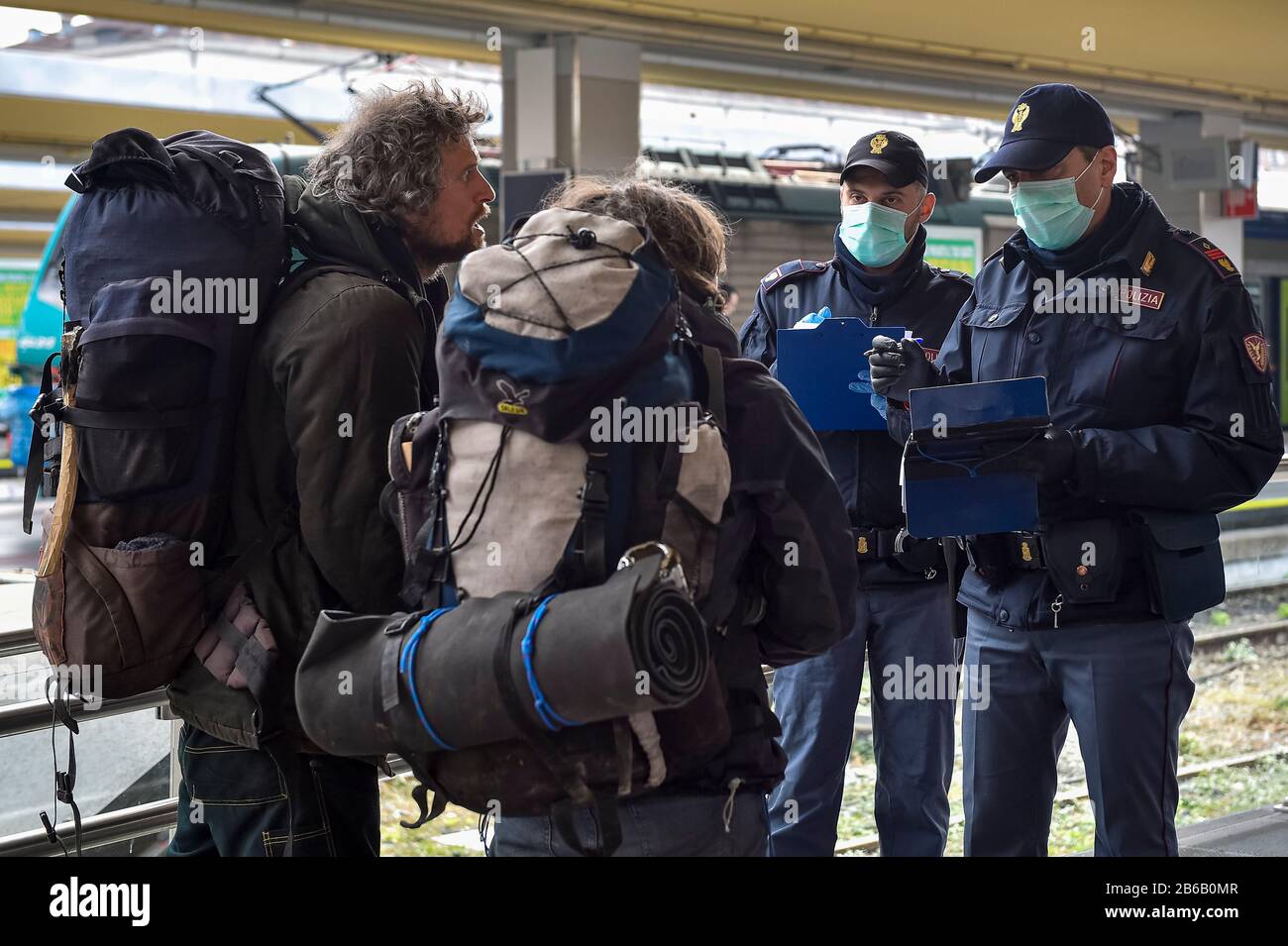 Turin, Italien. März 2020. Turin, ITALIEN - 09. März 2020: Polizeibeamte überprüfen Passagiere, die vom Turiner Bahnhof Porta Nuova abfahren. Die italienische Regierung verhängte im Rahmen von Maßnahmen zur Einsperrung der Ausbreitung des Coronavirus COVID-19-Ausbruchs in Italien einen virtuellen Sperrstopp für den Norden des Landes. (Foto von Nicolò Campo/Sipa USA) Credit: SIPA USA/Alamy Live News Stockfoto