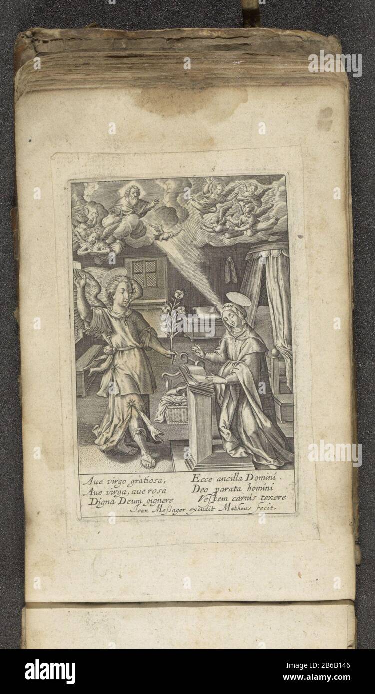 Lebenserklärung Jungfrau Maria (serietitel) Leven van de maagd Maria (serietitel) AnnunciatieVita Deiparae Virginis Mariae (Serientitel) Leben der Jungfrau Maria (Serientitel) Eigenschaftstyp: Bilderalbum-Blatt Artikelnummer: RP-P-2012-79-111Catalogusreferentie: Hollstein Dutch 792-copy d1, Beschriftung: Folio: Beschreibung: Folio: Beschriftung: Beschriftung: Folio: Beschriftung: Beschriftung: Beschriftung auf der Vorderseite: Beschriftung: Beschriftung Maria kniet auf ihrem Schreibtisch in ihrem Schlafzimmer. Sie wird von dem Engel Gabriel besucht. Er sagt ihr, dass sie einen Sohn tragen würde, der Christus genannt wird. Über ihnen steigt Gott, der Vater, die Taube des Heiligen Geistes auf sie herab. An Stockfoto