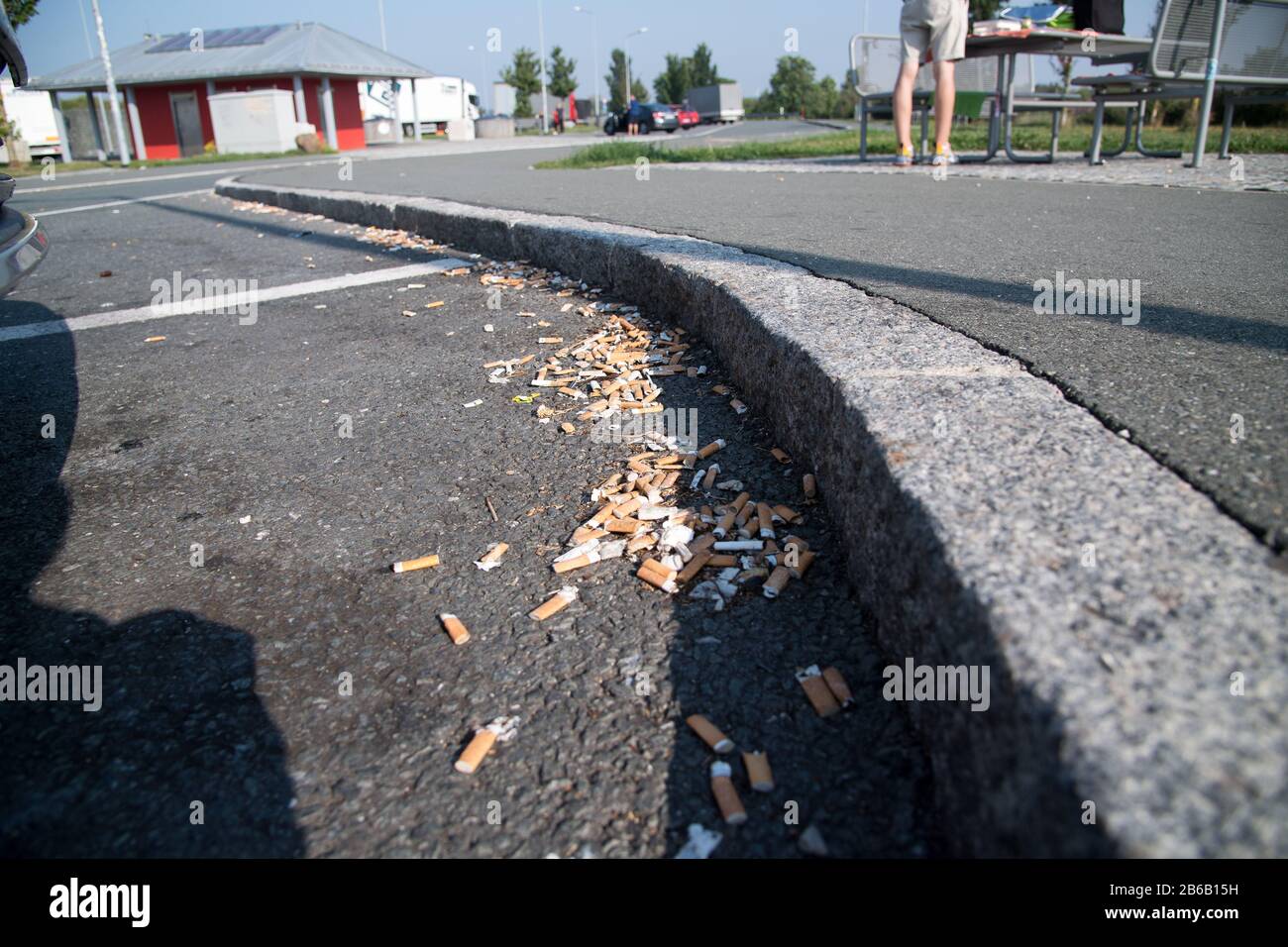 Gebrauchte Rauchzigaretten-Stiche auf Rastplatz an der Autobahn 9, Deutschland. August 2019 © Wojciech Strozyk / Alamy Stock Photo Stockfoto