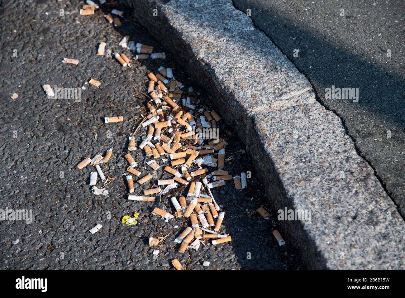 Gebrauchte Rauchzigaretten-Stiche auf Rastplatz an der Autobahn 9, Deutschland. August 2019 © Wojciech Strozyk / Alamy Stock Photo Stockfoto