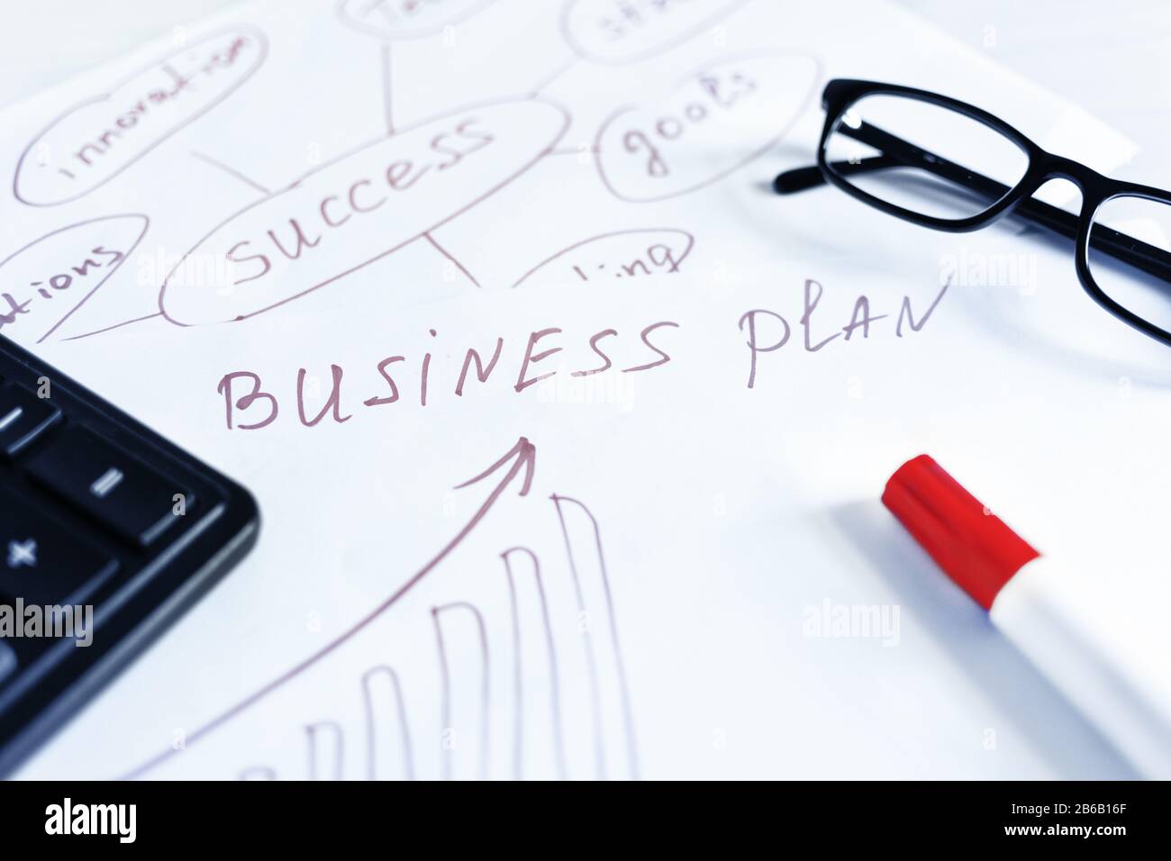 Ideenskizze des Geschäftsplans mit Strategie und Diagramm. Konzept der Geschäftsplanung. Arbeitsplatz. Stockfoto