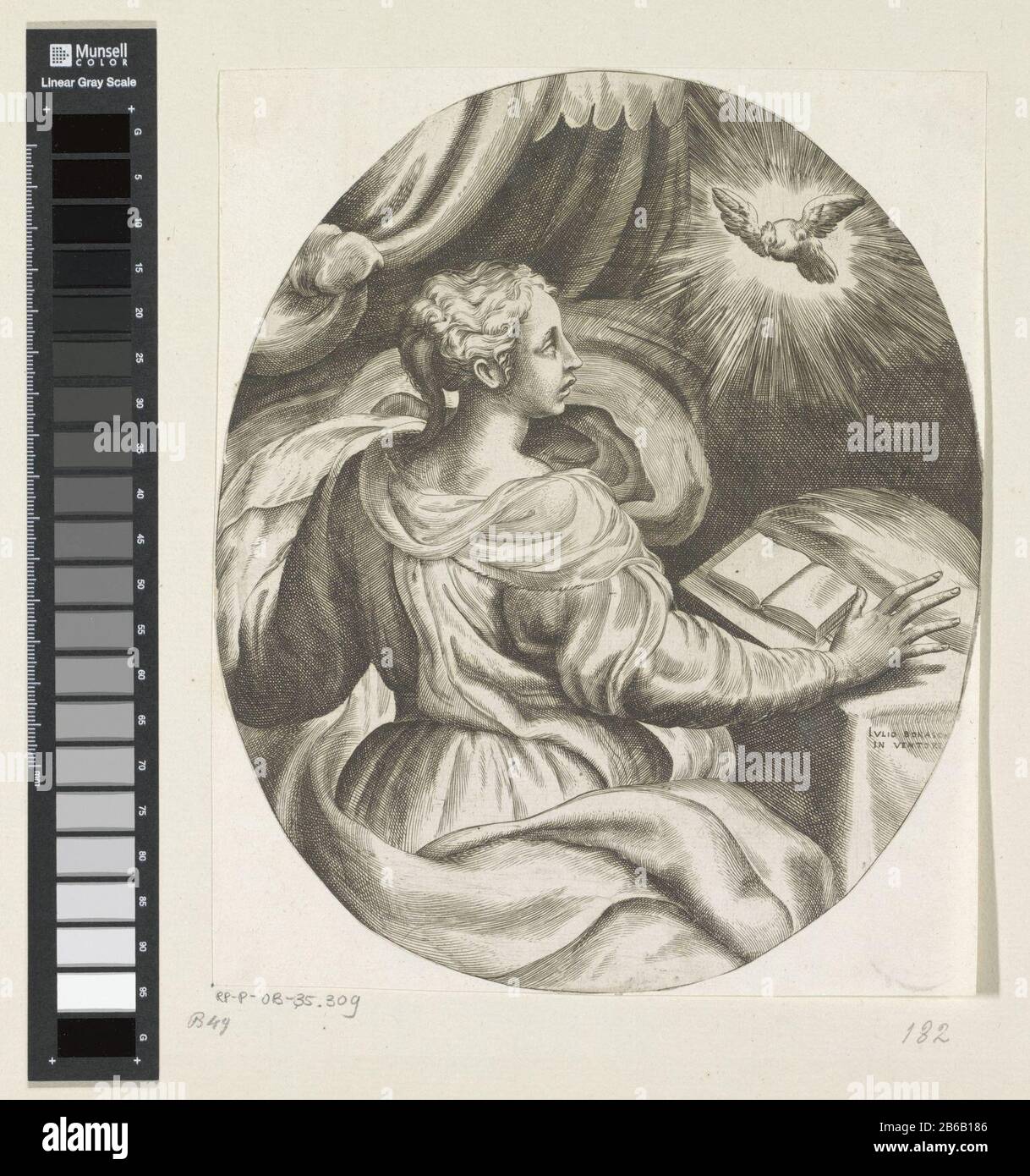 Annunciatie Een duif verschijnt aan Maria. Maria zit achter een lezenaar met een boek. OP de achtergrond Links een draperie. Hersteller : Hersteller: Giulio Bonasonenaar eigen ontwerp van: Giulio Bonasone (vermeld op object)Plaats Herstellung: Italië dating: 1501 - 1580 Physische Kenmerken: Tiefdruckmaterial: Papier Techniek: Graveren (Druktingé) Abmessungen: Blad: H 224 mm (binnen plaatrand Voorneen ×). Betrifft: Die Verkündigung: Maria, die normalerweise liest, wird vom Engel besucht (manchmal hört eine Frau das Stockfoto