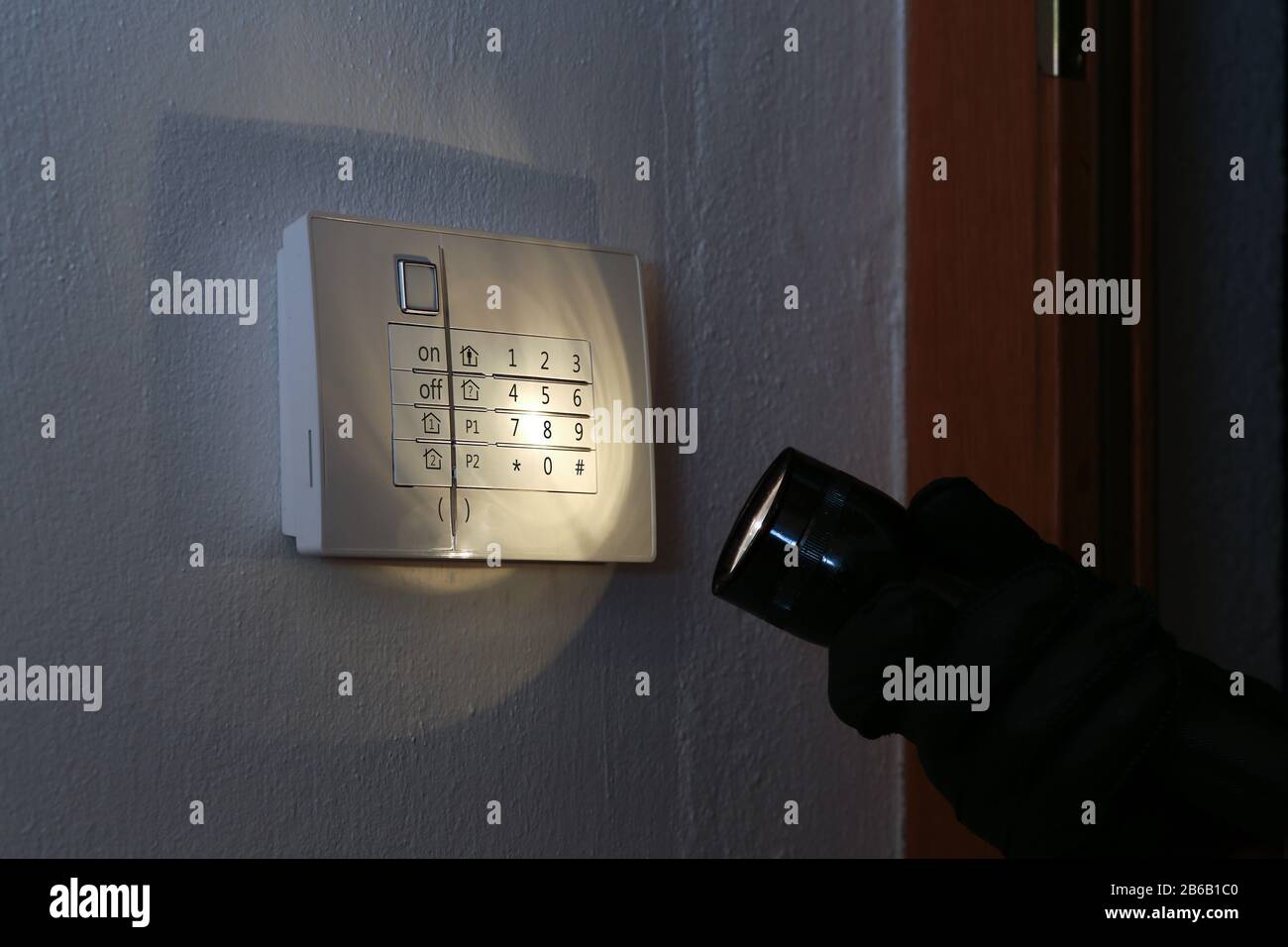 Hausschalter mit Taschenlampe, Alarmanlage Stockfoto