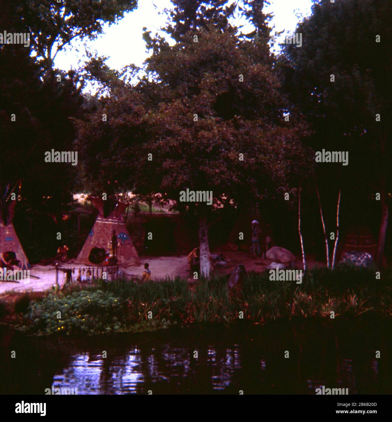Vintage September 1972 Foto, Indian Village vom Dampfschiff Mark Twain im Disneyland Freizeitpark in Anaheim, Kalifornien. QUELLE: ORIGINAL 35 MM-TRANSPARENZ Stockfoto