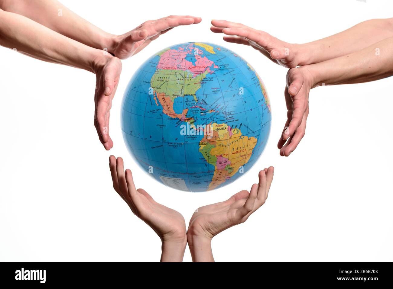 Hände, Die Den Erdball Halten. Konzeptbild zum Speichern oder schützen des Planeten, isoliert auf weißem Hintergrund. Stockfoto