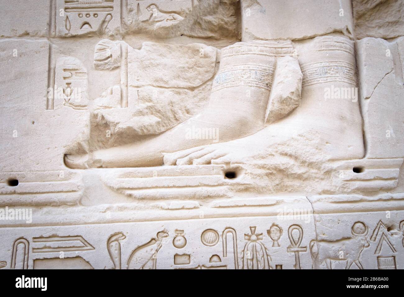 Hieroglyphische Schrift an einer Wand im Philae-Tempel in Assuan Stockfoto