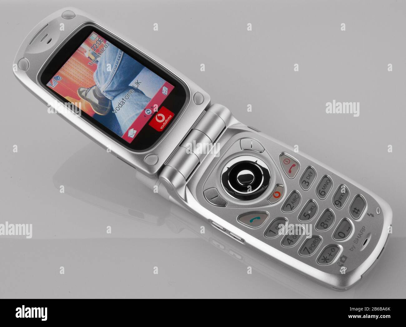 Mobiltelefon im alten Stil der 1990er Jahre. Sharp Mobiltelefonnummer mit Farbdisplay bei Vodafone. Stockfoto