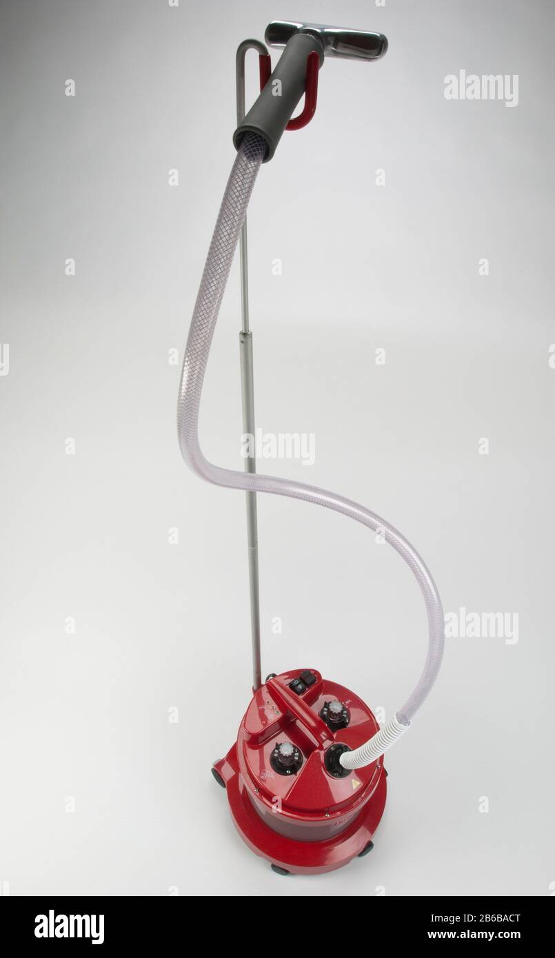 Ein Garment Dampfgarer. Ein professioneller Knitterentferner. Stockfoto