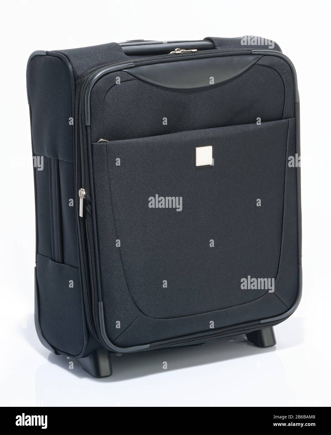 Ein schwarzer Koffer mit zwei Rädern und einem Zuggriff. Stockfoto