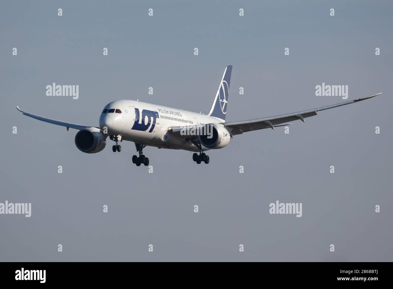 Budapest/Ungarn - 11. November 2019: Lot Polish Airlines Boeing 787-8 Dreamliner SP-LRC Passagierflugzeug Ankunft und Landung am Flughafen Budapest Stockfoto