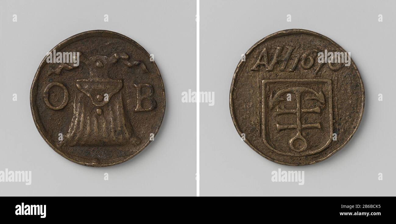 Armer Bob mit den Aufschriften ob und AH 1670 Messing Penning. Voorzijde: Gesloten, gevulde beurs aan lint tussen Buchstaben O en B. Keerzijde: Opschrift A. H. 1670 boven schild met omgekeerd anker. Vermoedelijkl een armenloodje. Hersteller : Anoniem dating: 1670 Material: Messing Techniek: Gieten Abmessungen: D 3,3 cm. × g 11,79 gr Datum: 1670 - 1670 Stockfoto