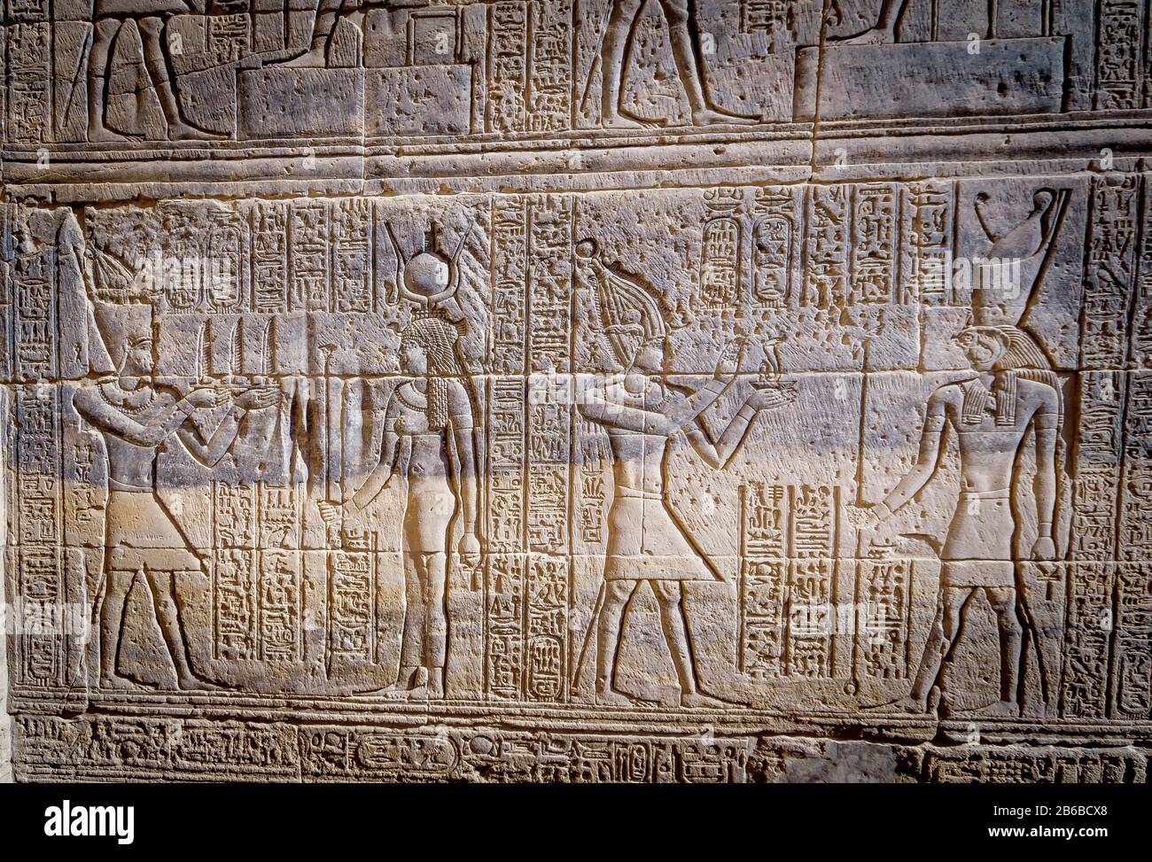 Hieroglyphische Schrift an einer Wand im Philae-Tempel in Assuan Stockfoto