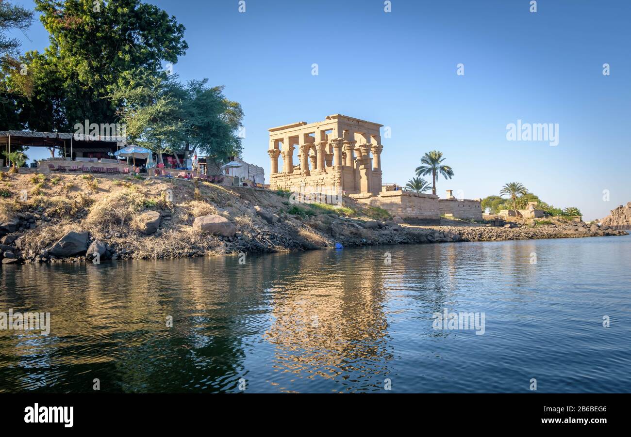 Skyline des ägyptischen Tempels und Reflexion im Nil Stockfoto