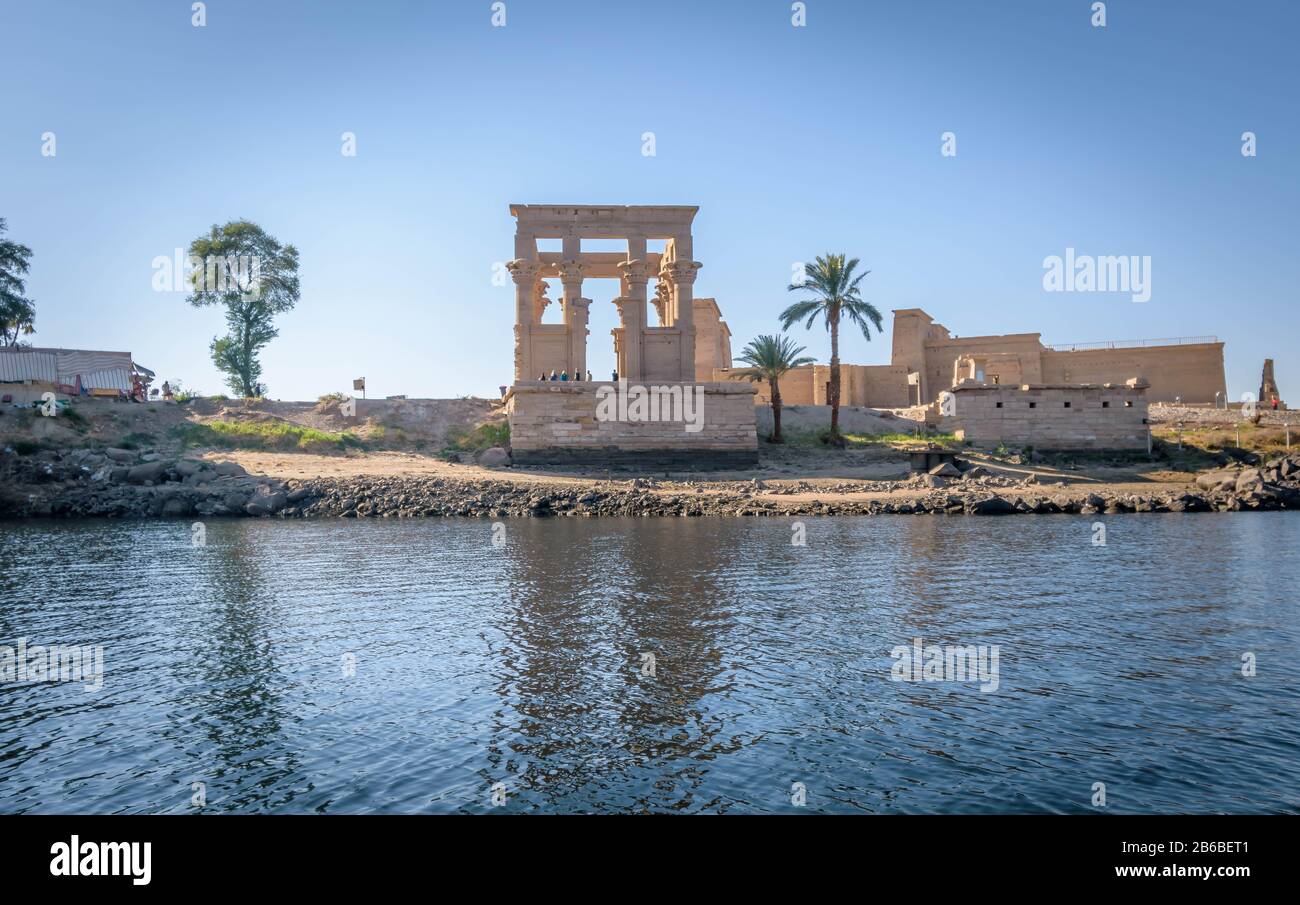 Skyline des ägyptischen Tempels und Reflexion im Nil Stockfoto