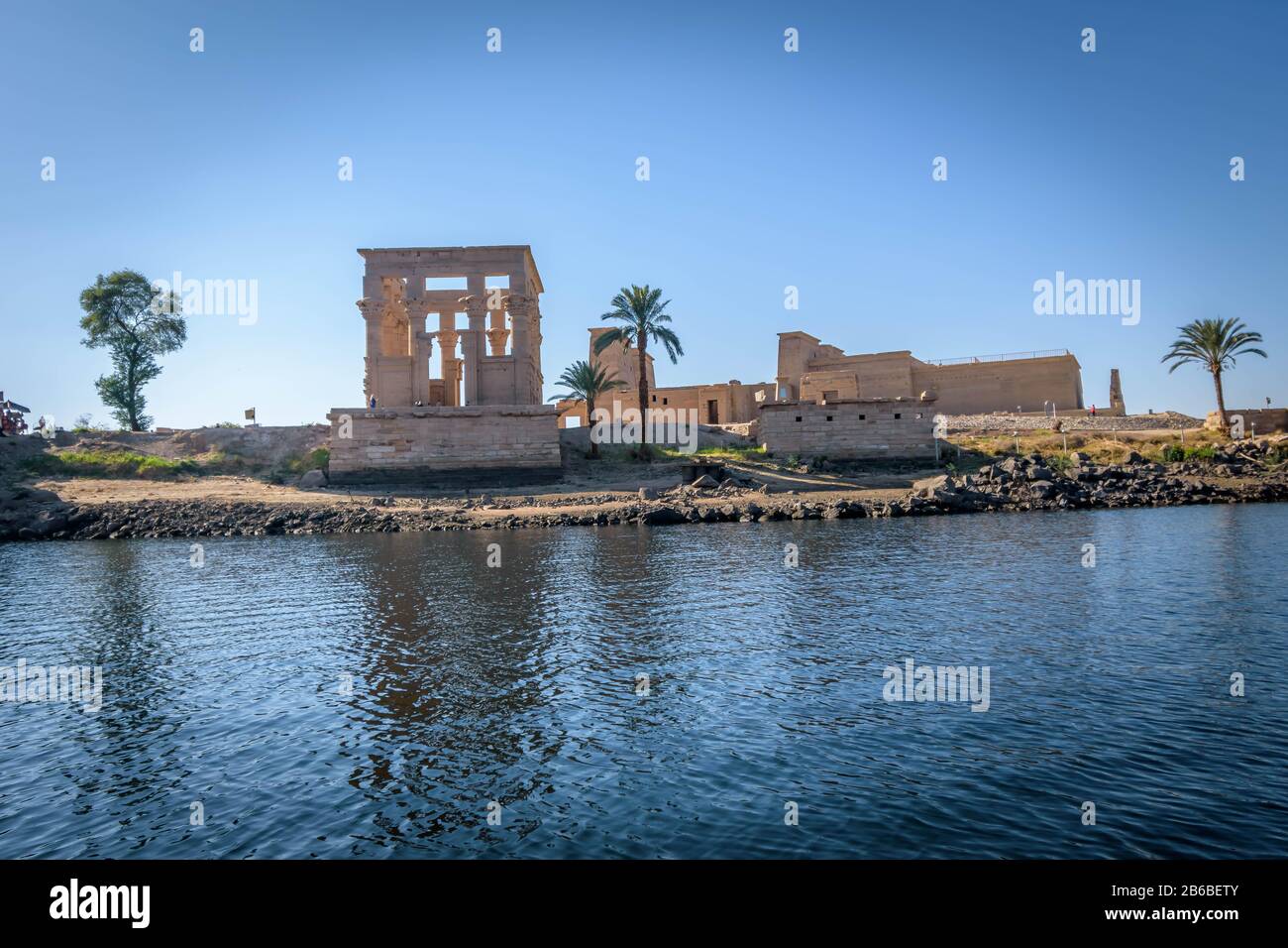 Skyline des ägyptischen Tempels und Reflexion im Nil Stockfoto