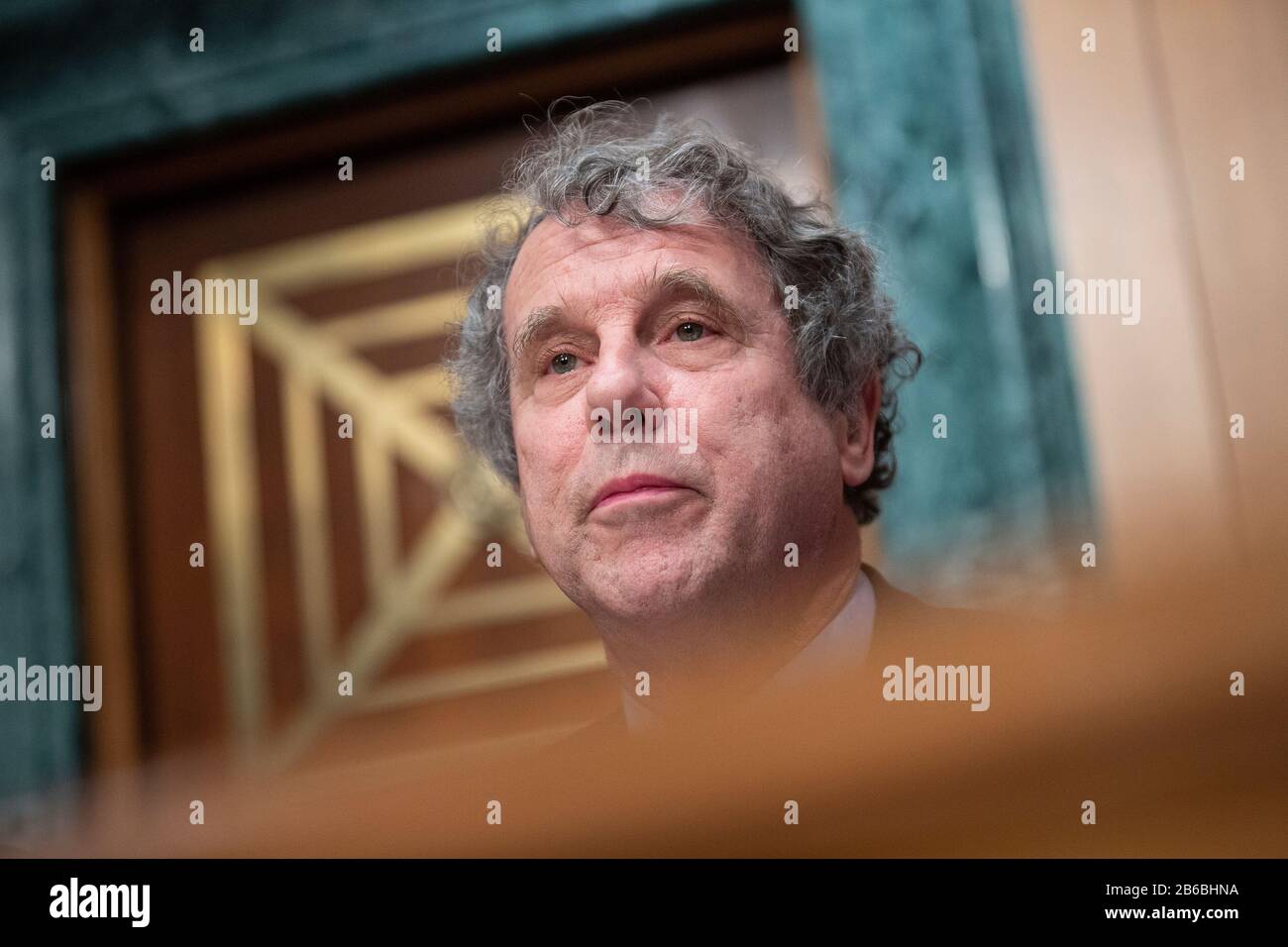 US-Senator Sherrod Brown (Demokrat von Ohio) spricht während des halbjährlichen Berichts des CFPB an den Kongress vor dem US-Senatsausschuss für Banken, Wohnungswesen und städtische Angelegenheiten im United States Capitol in Washington D.C., USA, am Dienstag, 10. März 2020. Kredit: Stefani Reynolds / CNP / MediaPunch Stockfoto