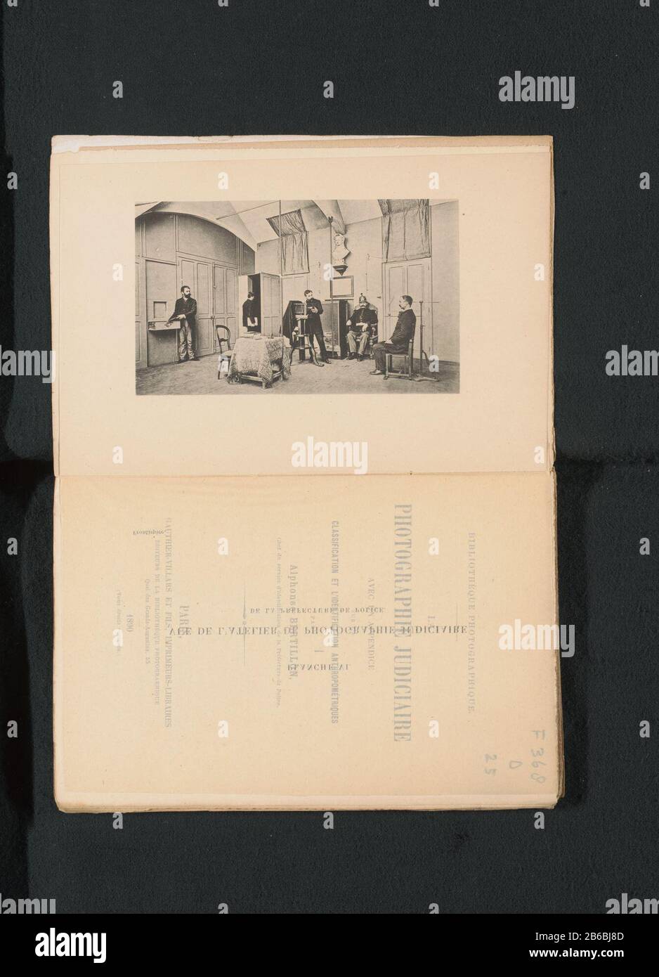 Workshop Court Photographer Workshop forensischer Fotograf Objekttyp: Fotomechanische Seite drucken Artikelnummer: RP-F 2001-7-1694-1 Hersteller: Ersteller: Service d'Identification de la Prefecture de Police de Paris Datum: CA. 1885 - oder für 1890 Material: Papiertechnik: Lichtdruckmessungen: Aufgedruckt: H 74 mm × W 123 mmToelichtingPrent gegenüber titelpagina. Betreff: Studio  Fotograf Stockfoto