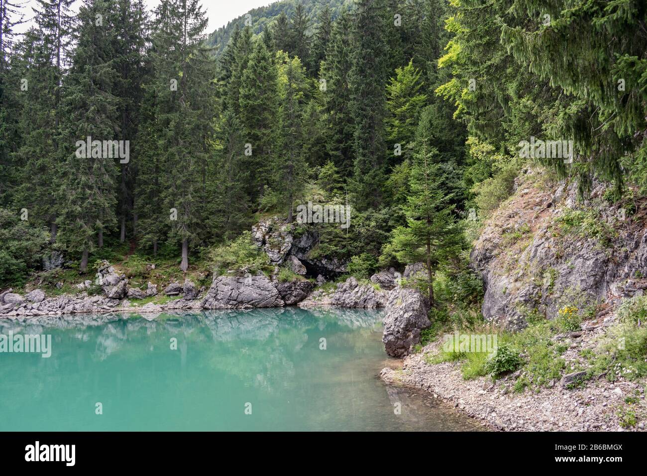 Wunderschönes türkisfarbenes Wasser der Fusine Lakes in den Julischen Alpen, Italien Stockfoto