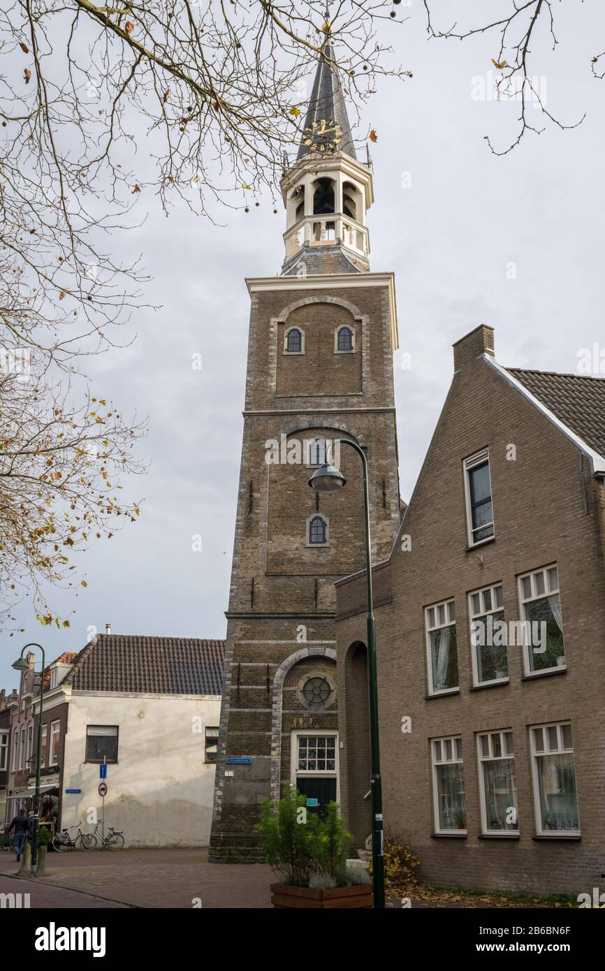 Isolierter Kirchturm mit dem Namen 'The Tower of Our Lady' (niederländisch: Onze Lieve Vrouwetoren) in Gouda, Holland. Stockfoto