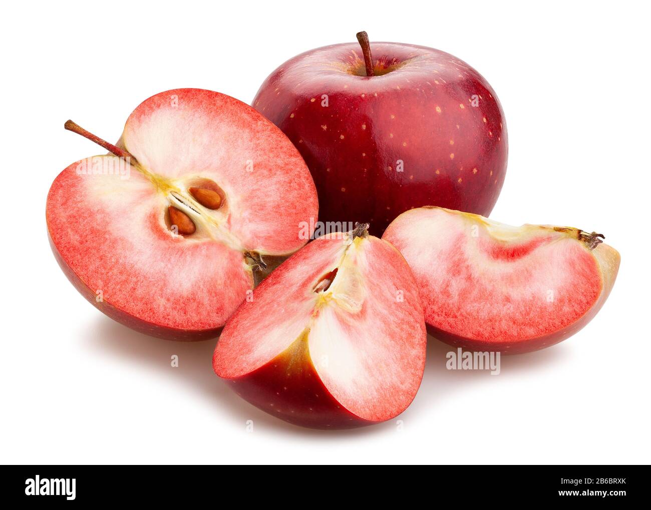 Slissed dunkelrote Äpfel Pfad isoliert auf weiß Stockfoto