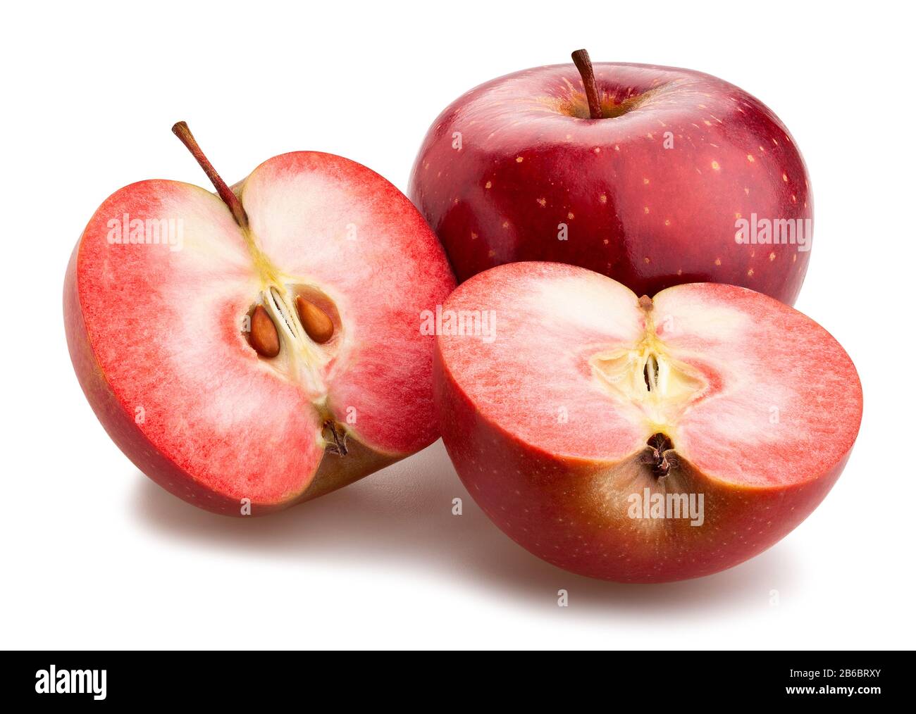 Slissed dunkelrote Äpfel Pfad isoliert auf weiß Stockfoto