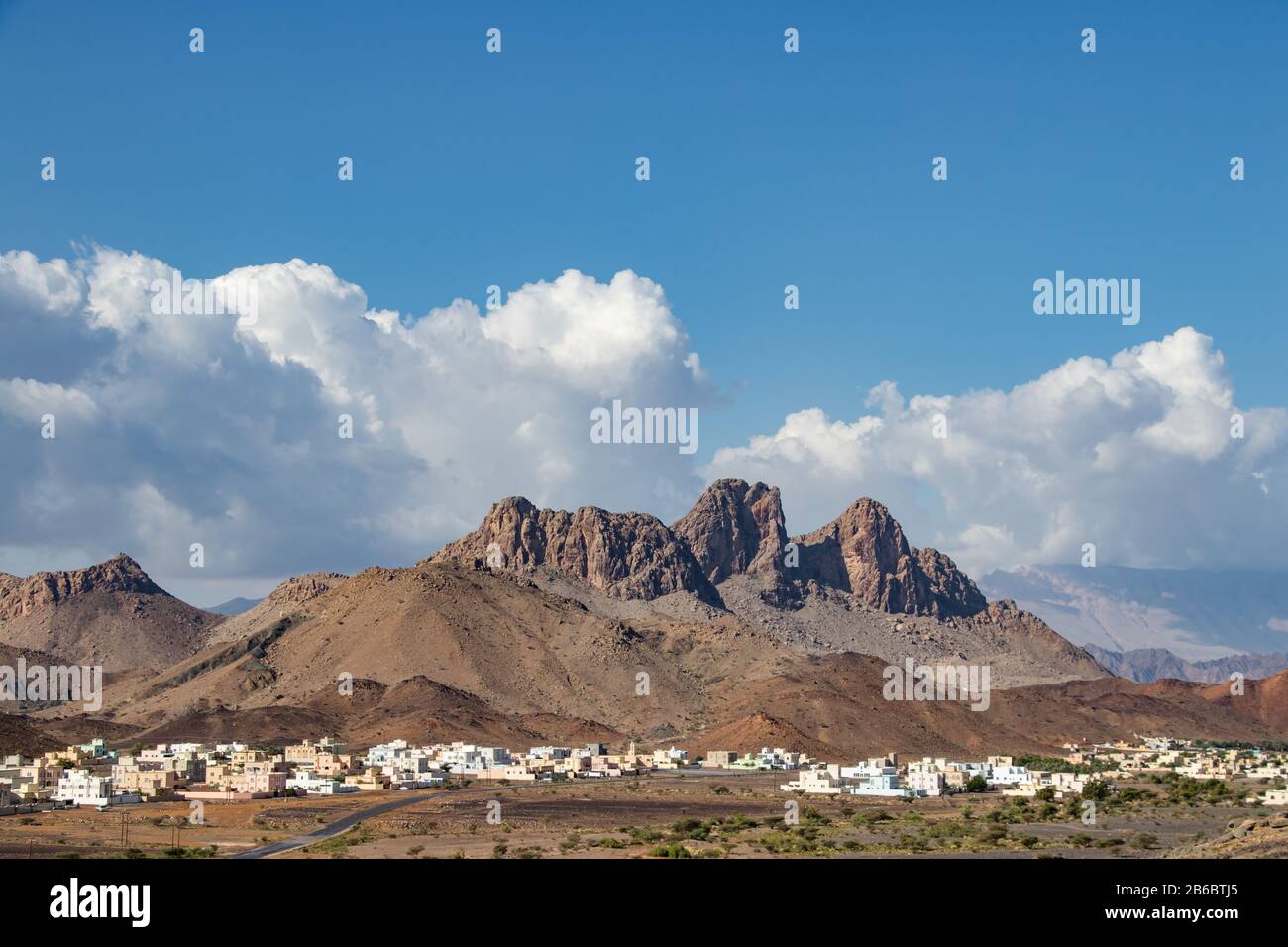 Blick auf die Berge rund um die Al Huta-Höhle bei Nizwa im Oman Stockfoto