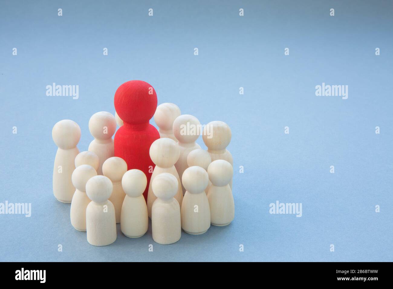 Eine Gruppe von Kindern mit ihrem inspirierenden Lehrer und zuversichtlich in eine Ausbildung, ein Konzept mit Kopierraum, Stockfoto