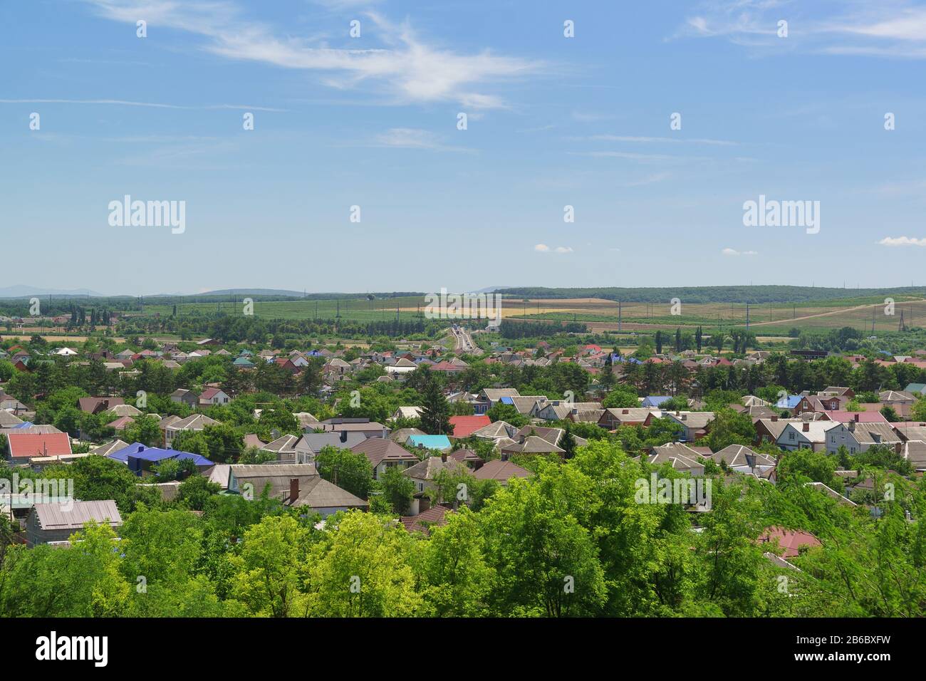 Das Dach einer kleinen kubanischen Stadt Krymsk in der Region Krasnodar. Sonniger Sommertag Stockfoto