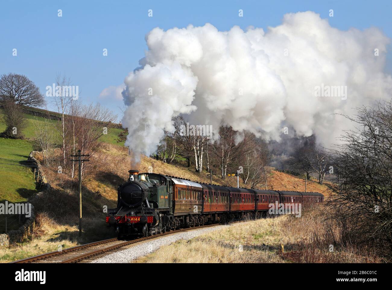 GWR Tank 4144 nähert sich Oakworth auf der KWVR. Stockfoto