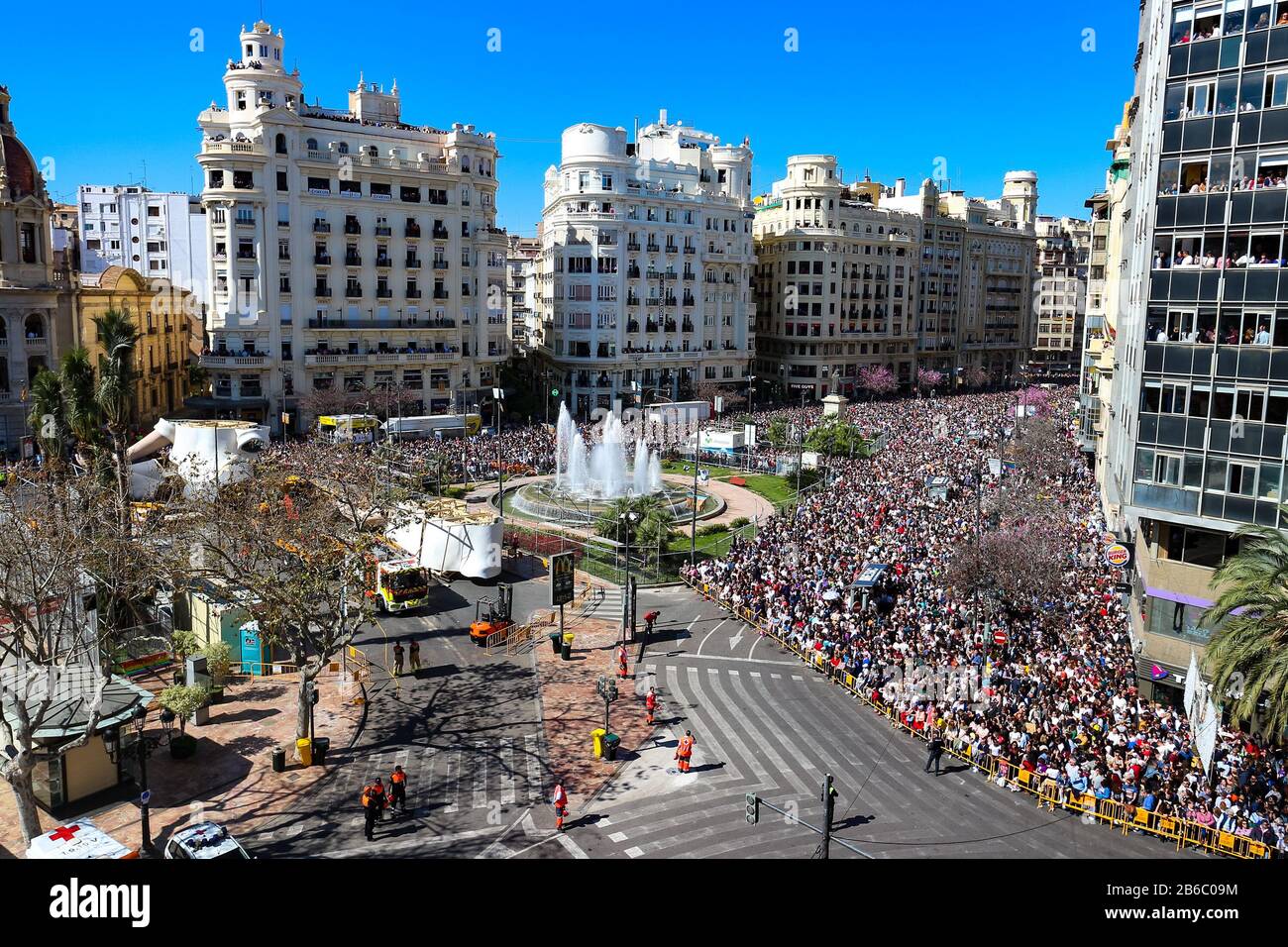 Menschenmassen auf dem Rathausplatz (Plaça de l'Ajuntament) warten auf das traditionelle Tagesfeuerwerk (Mascleta) während der Fallas von Valencia. Stockfoto