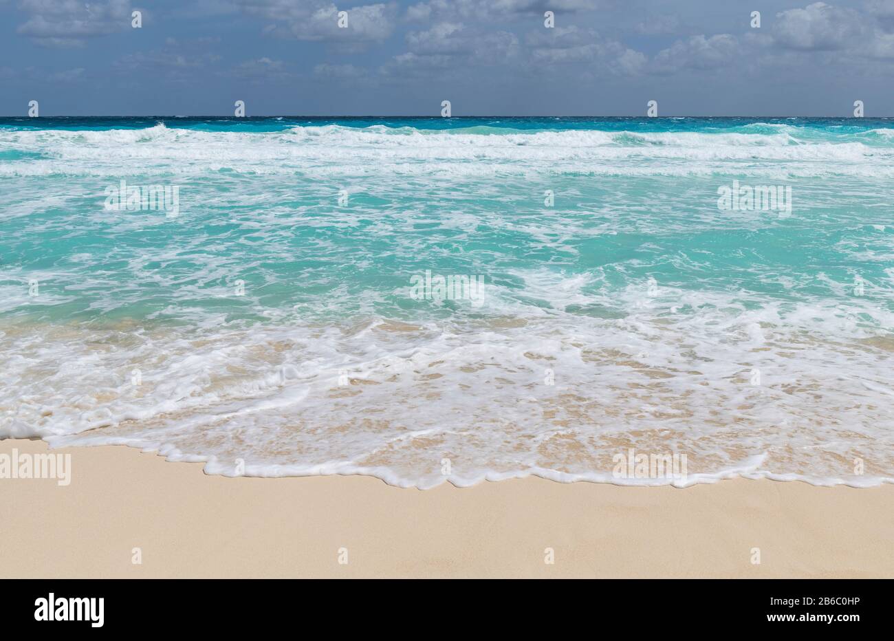 Das durchsichtige türkisfarbene Wasser des Delfinstrands oder der Playa Delfin am karibischen Meer in Cancun, Yucatan-Halbinsel, Quintana Roo Staat, Mexiko. Stockfoto