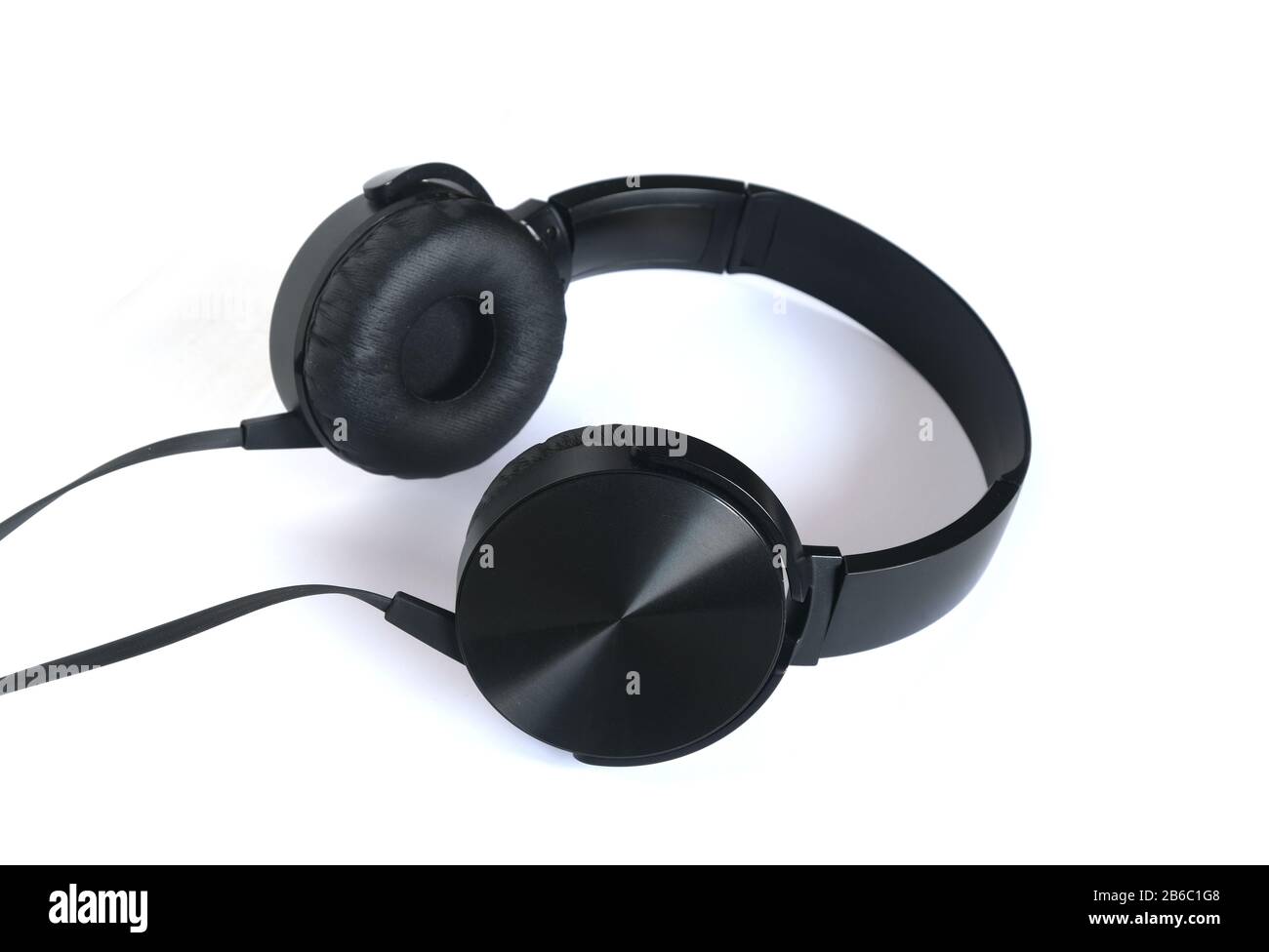 Schwarzes, dynamisches Stereo-Kopfhörer-Studio-Foto isoliert auf weißem Hintergrund in Nahaufnahme Stockfoto