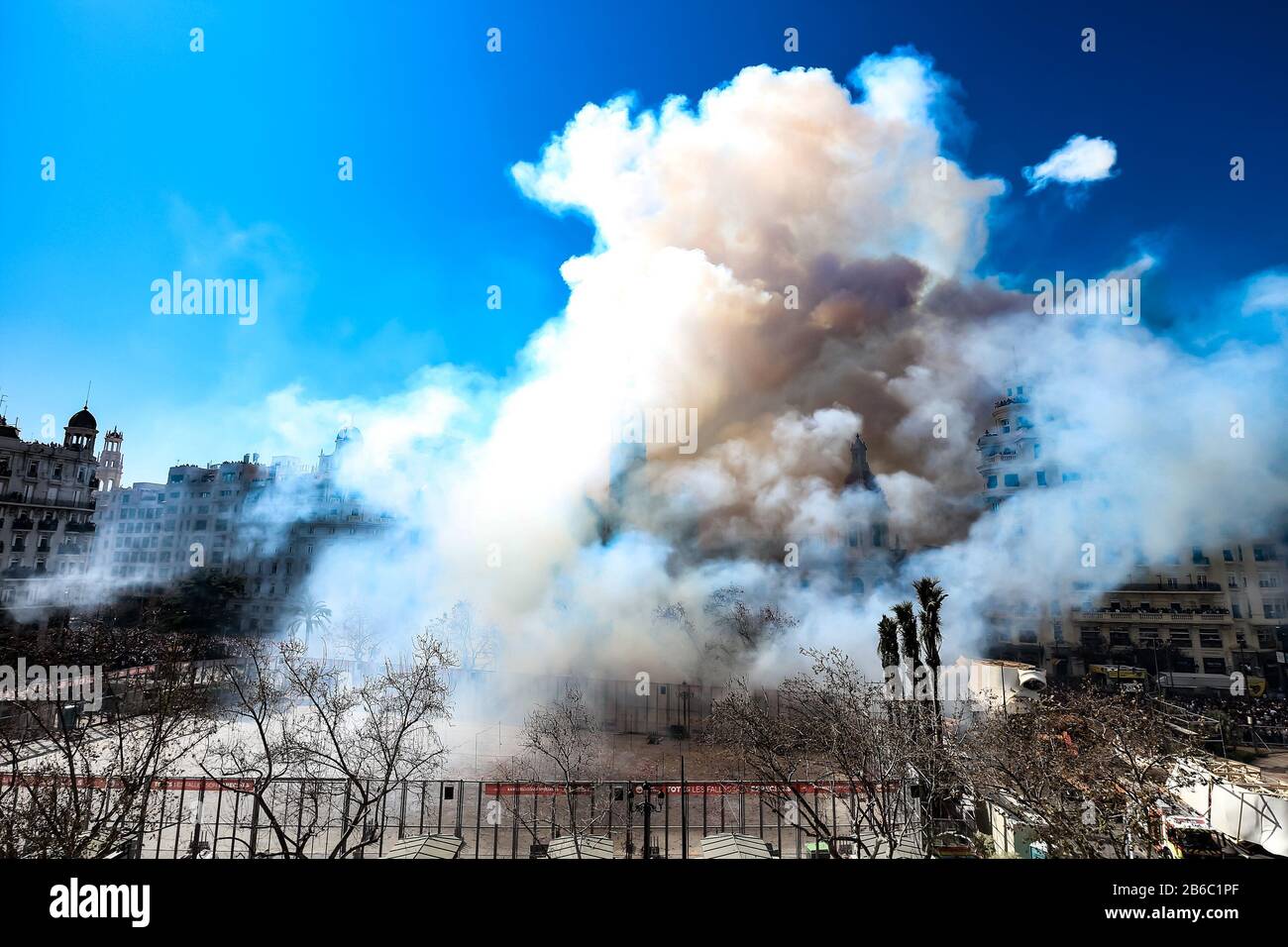 Dickrauch Mascletá von den Fallas 2020 von Valencia auf dem Rathausplatz (Plaça de l'Ajuntament), dann abgebrochen, um die Ausbreitung von Coronavirus zu verhindern. Stockfoto