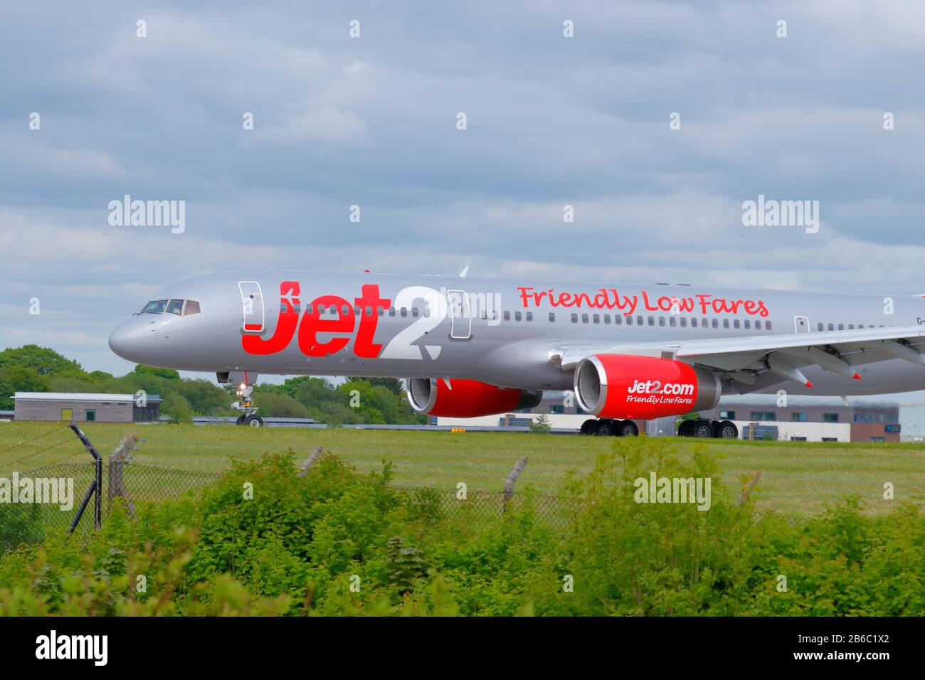 Ein Jet 2 Boeing 757 mit dem Taxi auf dem Leeds Bradford International Airport Stockfoto
